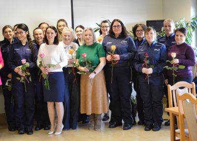 Tomaszowscy policjanci złożyli życzenia koleżankom z okazji Dnia Kobiet