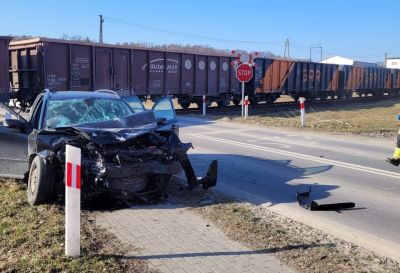 19-latek wjechał pod pociąg. Poważny wypadek na przejeździe kolejowym