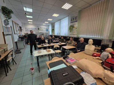 Nauczyciele z Tomaszowa szkolą się z obsługi aut elektrycznych i hybrydowych