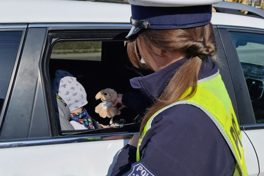Policjanci sprawdzają, jak przewożone są dzieci. Trwa akcja „Bezpieczny Maluch”