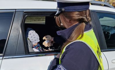 Policjanci sprawdzają, jak przewożone są dzieci. Trwa akcja „Bezpieczny Maluch”
