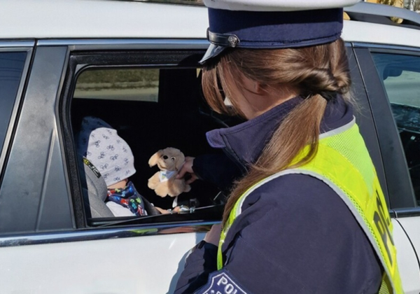 Policjanci sprawdzają, jak przewożone są dzieci. Trwa akcja „Bezpieczny Maluch”