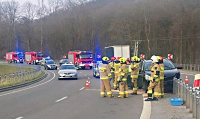 Auto rozbiło się na serpentynach. Groźne zdarzenie na DK17
