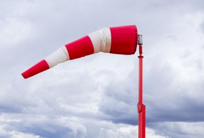 Będzie mocno wiało w powiecie tomaszowskim. IMGW wydał ostrzeżenie
