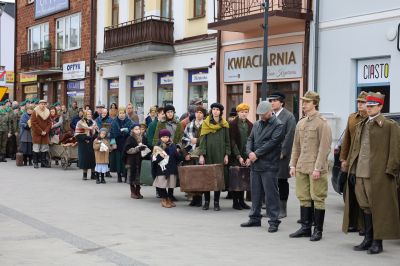 Hołd dla ofiar Katynia i Sybiru. Uroczystości i marsz pamięci w Tomaszowie [ZDJĘCIA]