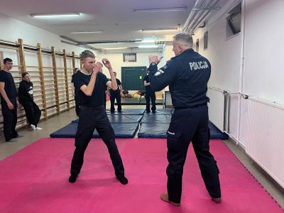 Jak obezwładnić przeciwnika? Policjanci pokazali to uczniom w Łaszczowie