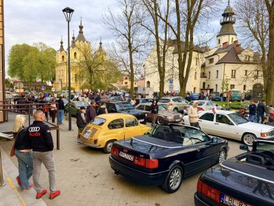 Cadillac, maluchy i motocykle. Tomaszowskie Klasyki zachwyciły miłośników motoryzacji [FOTO]