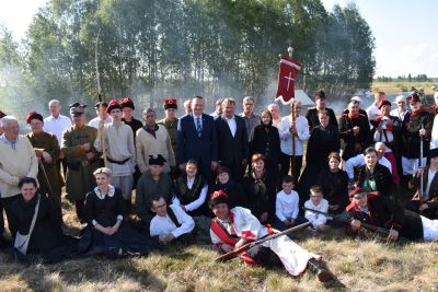 Huk wystrzałów znów zabrzmiał w Tyszowcach. Poruszająca rekonstrukcja przy pomniku [ZDJĘCIA]