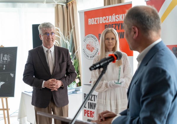 Wojciech Żukowski odebrał statuetkę z rąk Wójta Gminy Lubaczów Wiesława Kapla