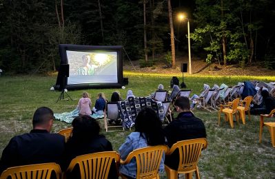 Siwa Dolina zamieniła się w plenerowe kino. Mieszkańcy obejrzeli „West Side Story”