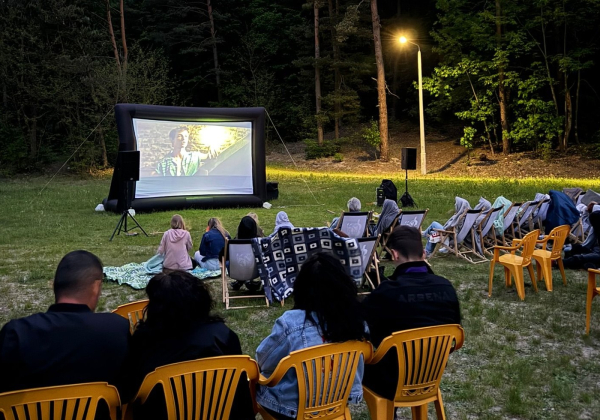 Siwa Dolina zamieniła się w plenerowe kino. Mieszkańcy obejrzeli „West Side Story”