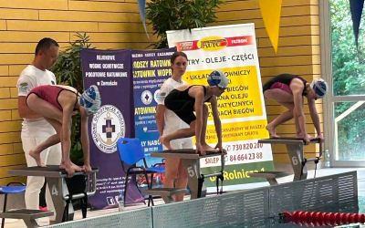 Młodzi pływacy opanowali basen. Sportowe emocje w Tomaszowie
