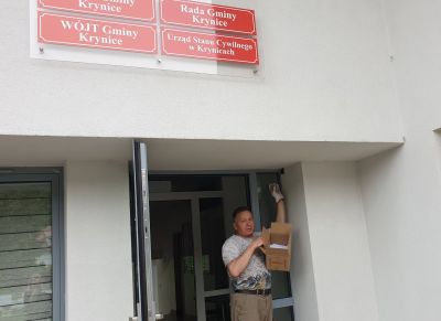 Nietoperz przez trzy dni „pilnował” urzędu. W Krynicach wiedzieli, co robić