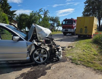 BMW wjechało w samochód sprzedawcy pieczywa. Ranna została 64-letnia klientka