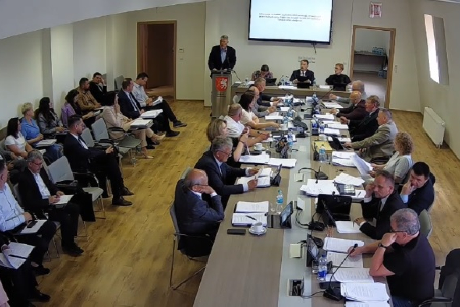 Kadr z transmisji sesji Rady Powiatu Tomaszowskiego. fot. Powiat Tomaszowski