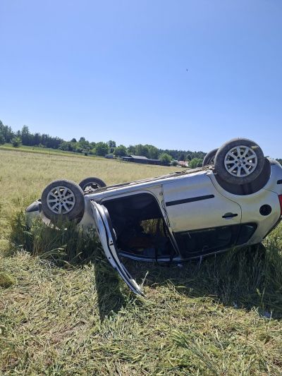 Groźne dachowanie pod Bełżcem. Jedna osoba trafiła do szpitala