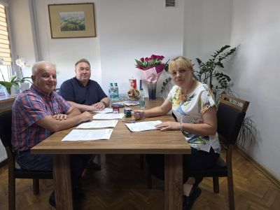 Umowa podpisana. Boisko przy szkole w Podhorcach przejdzie modernizację