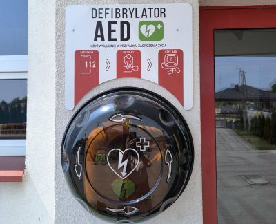 Drugi defibrylator AED w Łaszczowie. Urządzenie zamontowano przy szkole