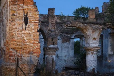 Część ściany ruin synagogi w Łaszczowie zawaliła się. Apel o ostrożność