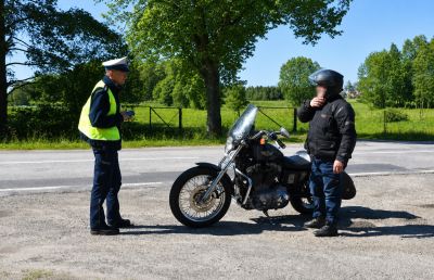 Policjanci sprawdzają motocyklistów w powiecie tomaszowskim. Trwa akcja „Bezpieczny motor”