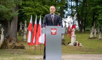 „Nie mylmy nigdy pojednania z amnezją”. Prezydent oddał hołd ofiarom OUN i UPA w Radrużu [FOTORELACJA]