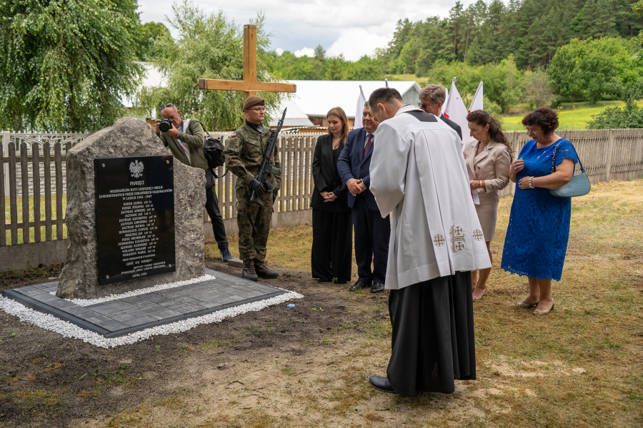 W Hucie Lubyckiej odsłonięto tablicę poświęconą ofiarom UPA [ZDJĘCIA]
