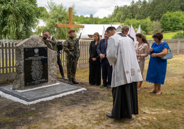 W Hucie Lubyckiej odsłonięto tablicę poświęconą ofiarom UPA [ZDJĘCIA]