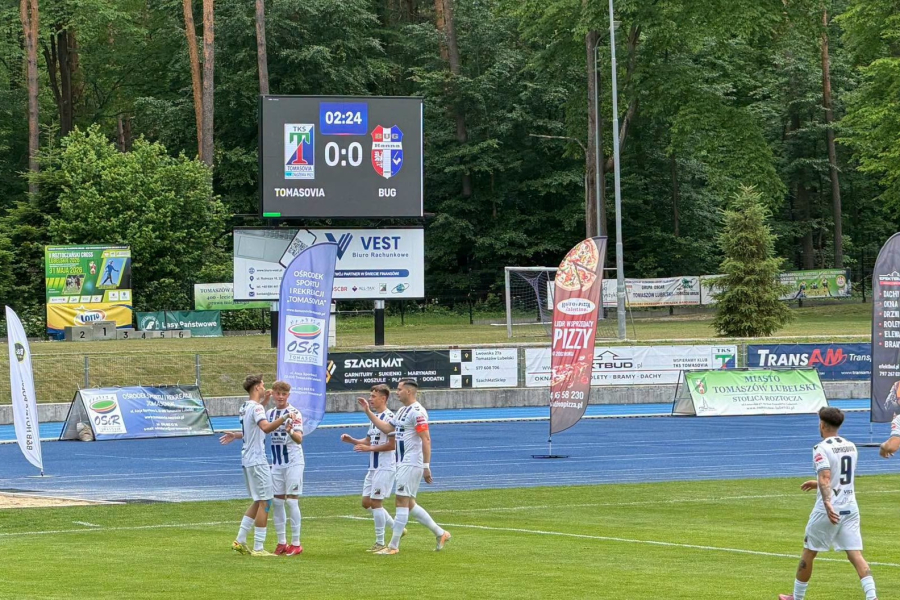 Tomasovia rozpocznie sezon 2026/2027 od domowego spotkania z Bugiem Hanna. Zdjęcie pochodzi z meczu obu drużyn rozegranego w poprzednim sezonie. fot. Tomasovia Tomaszów Lubelski