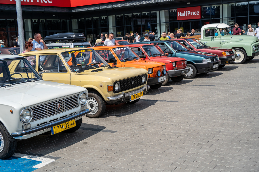 Motoryzacyjne perełki zjechały do Tomaszowa Lubelskiego. Zlot przyciągnął tłumy [NASZA FOTORELACJA]