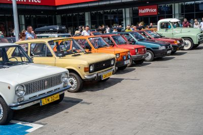 Motoryzacyjne perełki zjechały do Tomaszowa Lubelskiego. Zlot przyciągnął tłumy [NASZA FOTORELACJA]