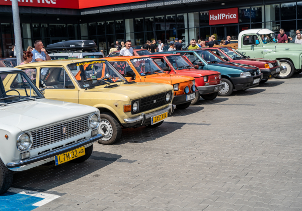 Motoryzacyjne perełki zjechały do Tomaszowa Lubelskiego. Zlot przyciągnął tłumy [NASZA FOTORELACJA]