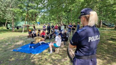 Policjantki i strażacy odwiedzili obóz skautowy pod Hutą Lubycką