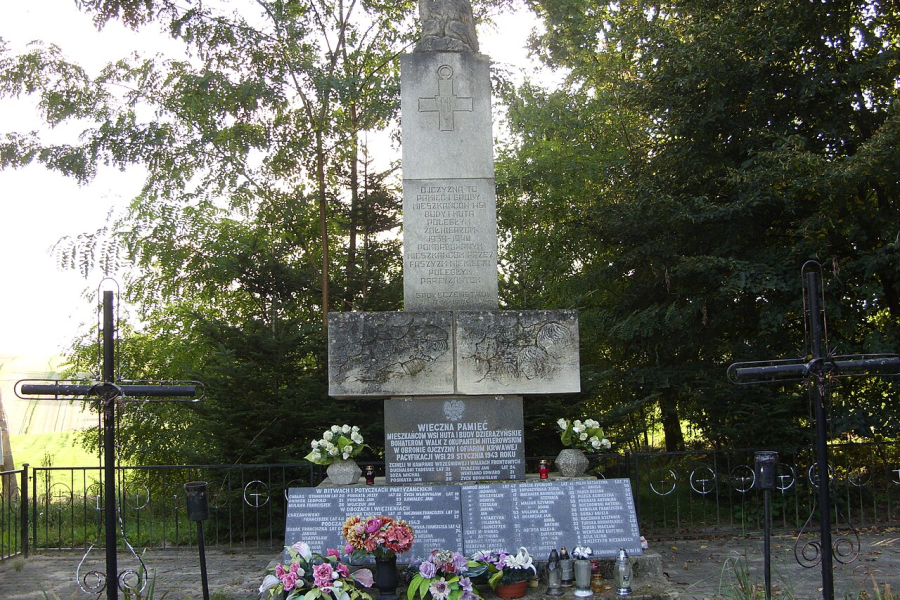 Mogiła zbiorowa w Hucie Dzierążyńskiej. fot. Pftf/Wikimedia Commons