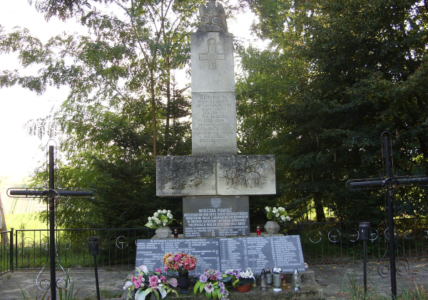 Mogiła zbiorowa w Hucie Dzierążyńskiej. fot. Pftf/Wikimedia Commons