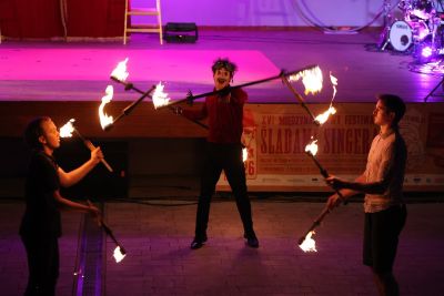 „Śladami Singera” w Tomaszowie Lubelskim i Łaszczowie. Akrobacje, teatr i pokazy ognia [FOTO]