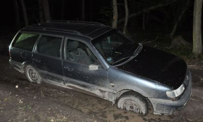 Ukradł samochód znajomemu, mając blisko 3 promile. Ugrzązł w błocie