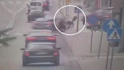 Rowerzysta zderzył się z Oplem na skrzyżowaniu. Wszystko nagrał miejski monitoring [VIDEO]