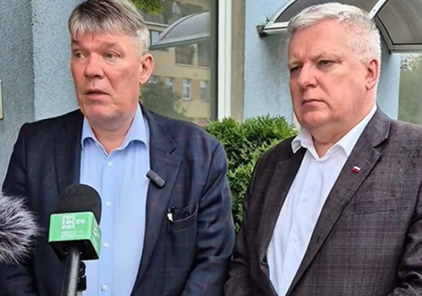 Dariusz Gałecki i Tomasz Zieliński podczas konferencji prasowej w Hrubieszowie. Fot. kadr z nagrania Tomasza Zielińskiego