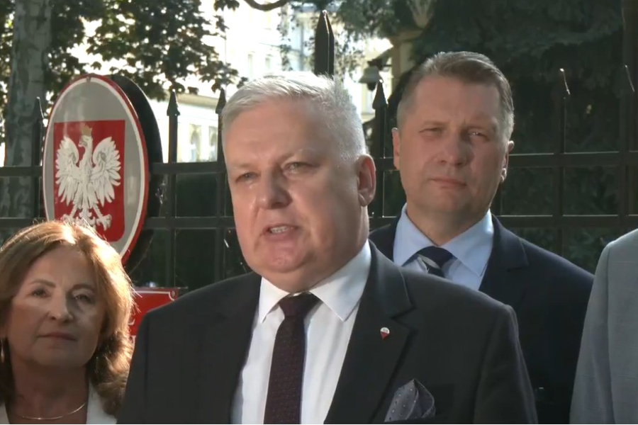 Tomasz Zieliński podczas konferencji / fot. Kadr z nagrania / fb. Prawo i Sprawiedliwość