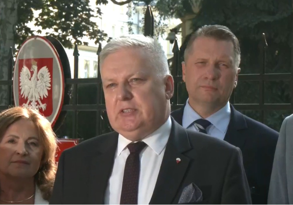 Tomasz Zieliński podczas konferencji / fot. Kadr z nagrania / fb. Prawo i Sprawiedliwość