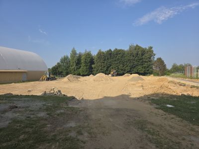 Ruszyły prace przy szkole w Majdanie Górnym. Powstaną boisko, bieżnia i skocznia