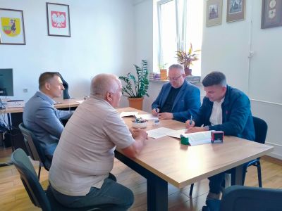 Podpisano umowę na budowę Orlika w Ulhówku. Powstaną boiska, bieżnia i trybuny
