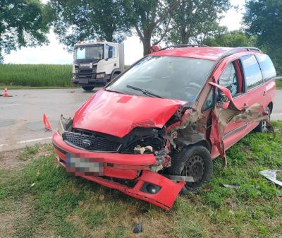 Groźny wypadek w Hubinku. Ciężarowa Scania uderzyła w bok Forda
