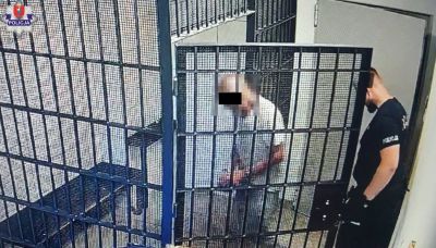 Rzucał w policjantów maczetą, nożem i siekierą. Sąd w Tomaszowie zdecydował o areszcie