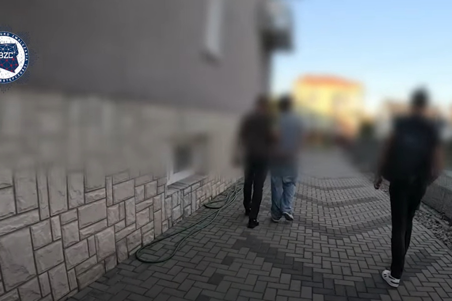 Kadr z nagrania z zatrzymania 23-latka. Fot. CBZC