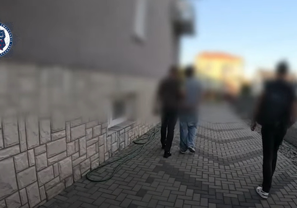 Kadr z nagrania z zatrzymania 23-latka. Fot. CBZC