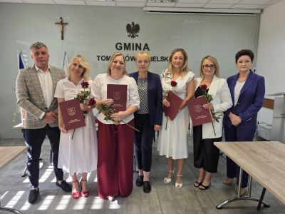 Cztery nauczycielki z awansem. Pożegnano też wieloletniego dyrektora szkoły w Łaszczówce