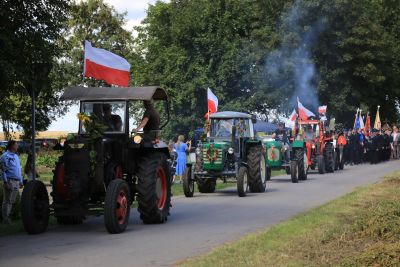 Zabytkowe ciągniki otworzyły korowód. Tak rozpoczęły się dożynki w Żernikach [ZDJĘCIA]