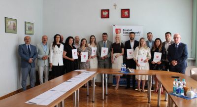 Nauczyciele z powiatu tomaszowskiego z awansem zawodowym [ZDJĘCIA]