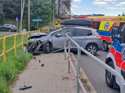 Wypadek na DK17 w Krynicach. Cztery osoby, w tym dwoje dzieci, trafiły do szpitala